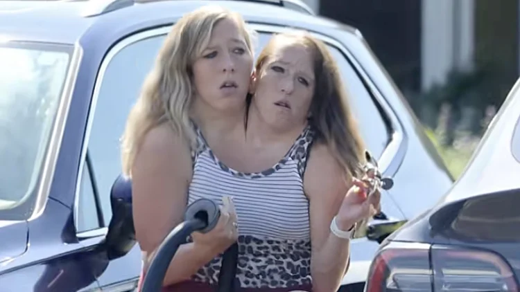 התאומות הסיאמיות נצפו עם תינוק, וכולם תוהים – מי האמא?