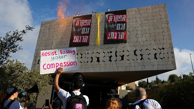יום השיבוש בירושלים: פקקים ברחבי העיר, מפגינים על גג הספרייה