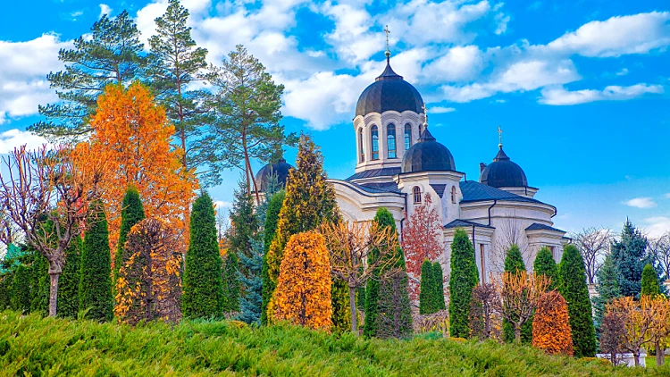 כנסייה במולדובה בסתיו