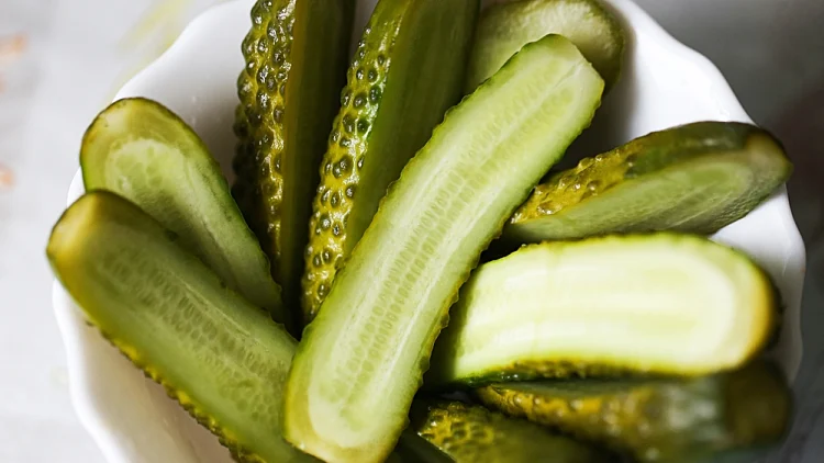 הלם שלא ידענו לפני: הטריק של השפים לחמוצים הכי פריכים בעולם