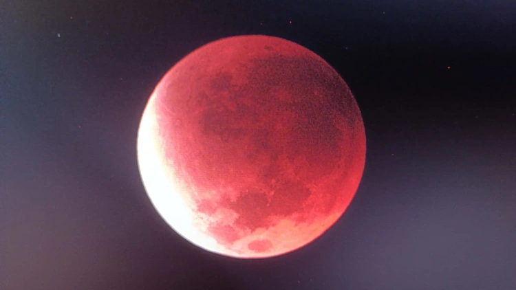 לראשונה מזה 7 שנים: הלבנה נצבעה באדום בליקוי ירח נדיר בישראל
