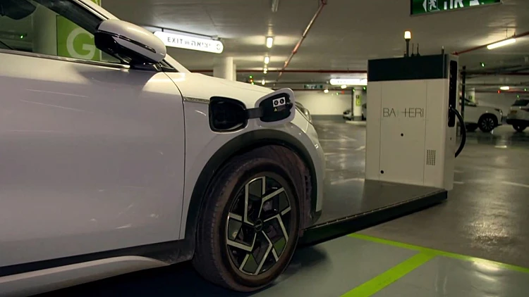 מטען על גלגלים: הרובוט שיפתור את הבעיה המרכזית ברכבים החשמליים