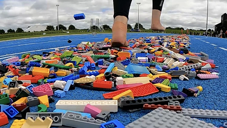 אאוץ': נשבר שיא העולם בריצת 100 מטר על קוביות לגו