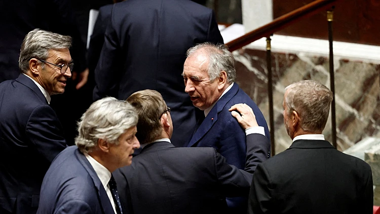 דרמה בצרפת: הממשלה נפלה בהצבעת אי-אמון