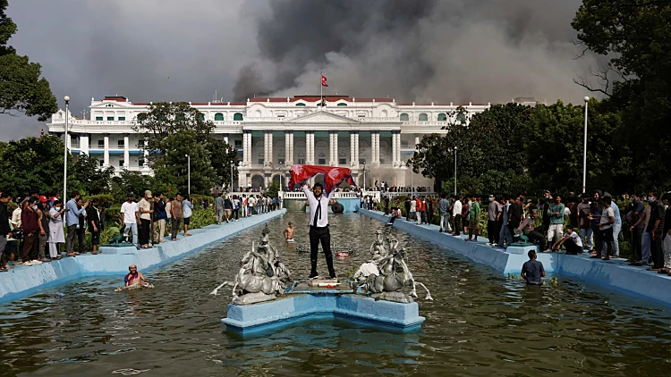 כאוס בנפאל: הפרלמנט נשרף, ניסיון לינץ' בשר האוצר, רה"מ התפטר