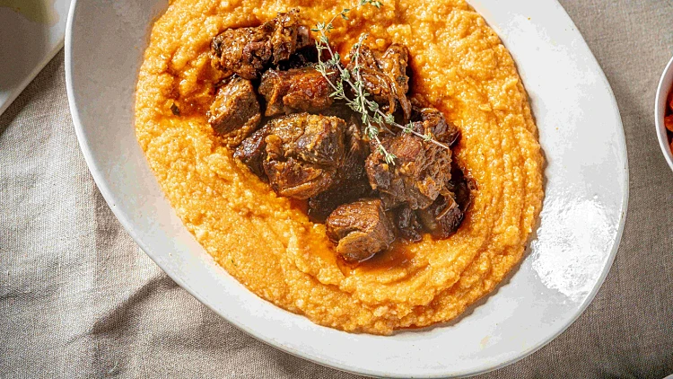 תבשיל בשר בתבלינים חמים על פולנטת דלעת