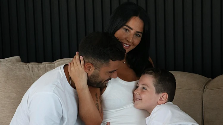 בר כהן ואליאב טעטי מציגים את הבטן ההריונית