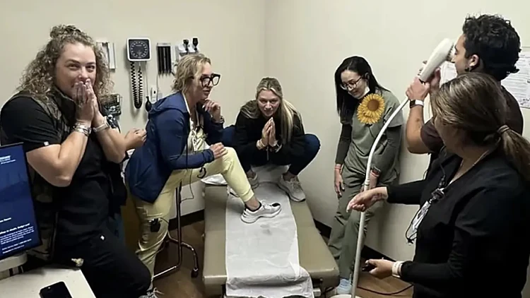 עובדי רפואה לעגו למטופלים