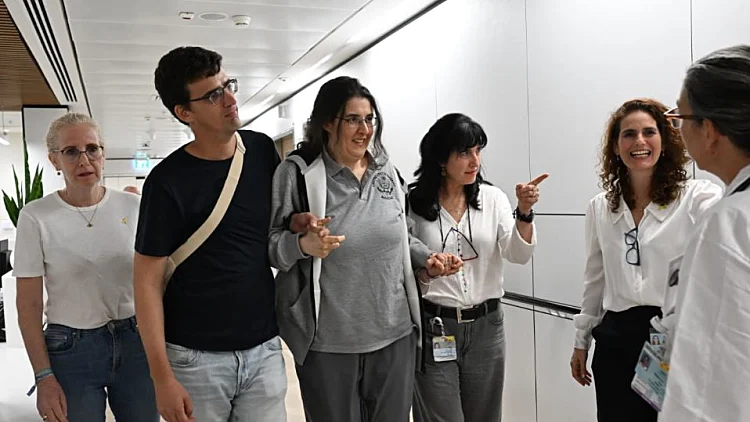 אחרי ששוחררה מהשבי: אליזבט צורקוב התאחדה עם משפחתה