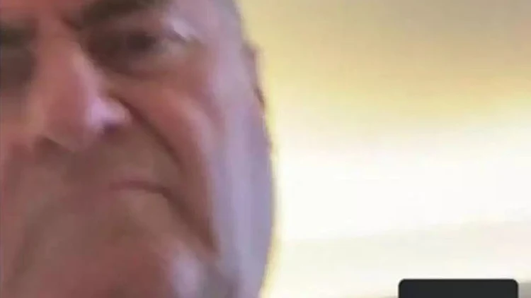 מביך: השר כ"ץ צולם כשהוא משיב לשיחת טלפון של האקרים טורקים