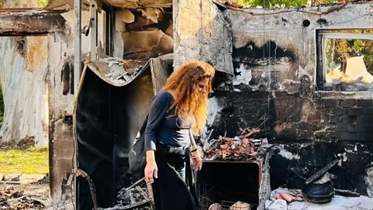 כרמית דבורי בהריסות ביתה שהוחרב ב-7 באוקטובר