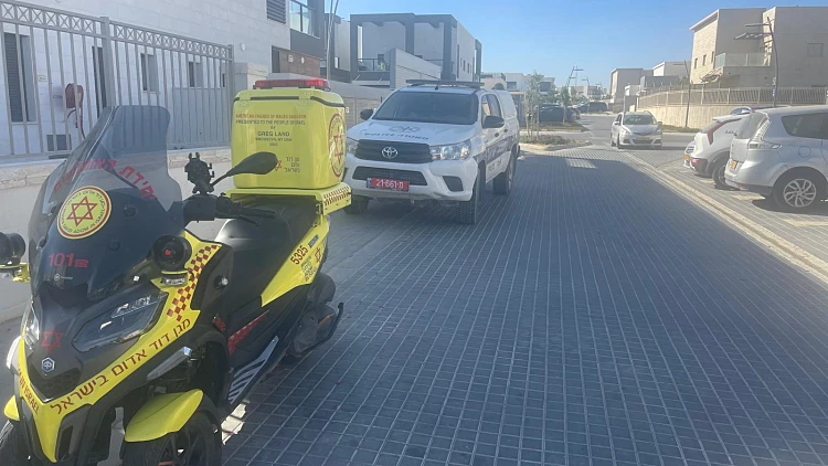 פעוט נשכח ברכב, אמבולנס וניידת משטרה בדימונה