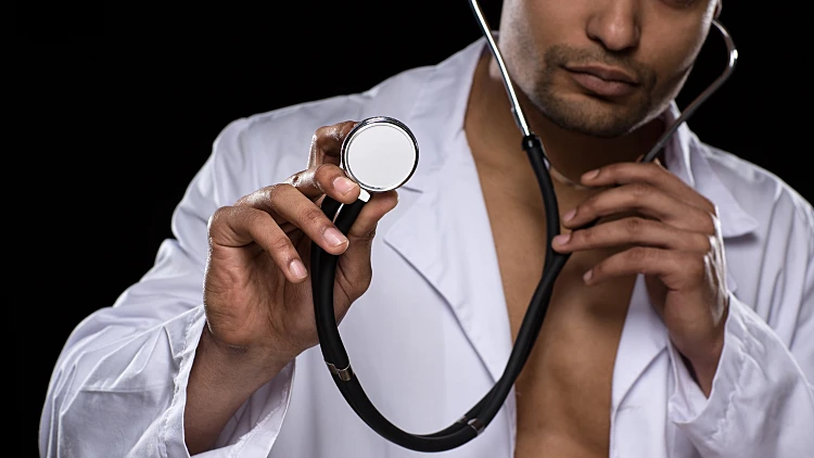 רופא מרדים עזב מטופל בהרדמה כדי לקיים יחסי מין עם האחות