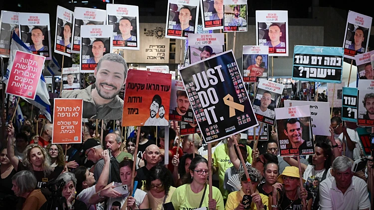 אלפים במחאות למען החטופים: "כל עיכוב - סכנת חיים. תצילו אותם"
