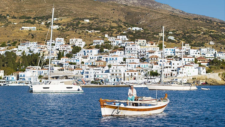 הבתים הלבנים של האי היווני אנדרוס