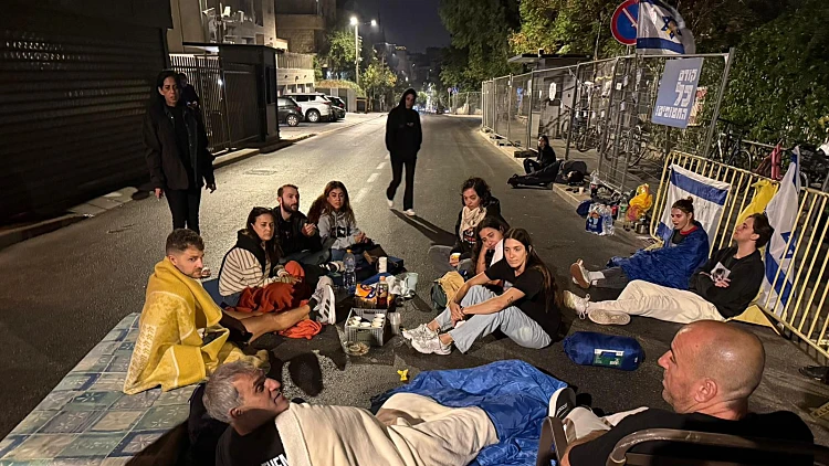 משפחות חטופים מול מעון רה"מ: "שיקרת לנו, אמרת שמביאים הסכם"