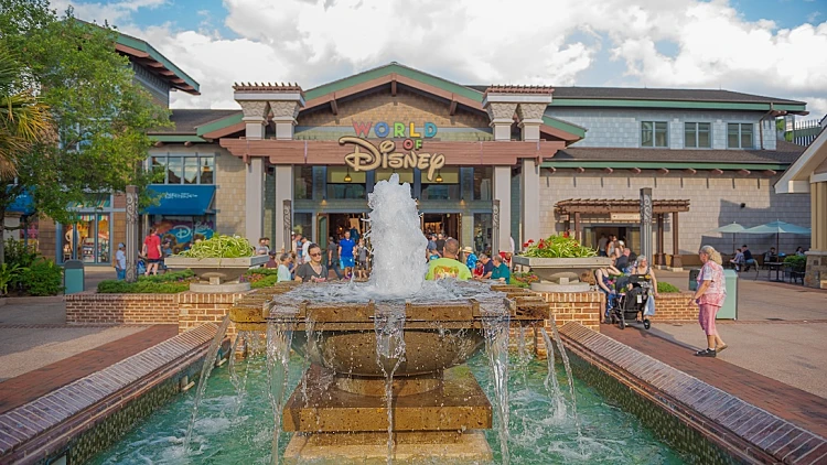 Disney,springs,water,fall,orlando,florida,march,24,,2019,people