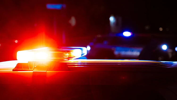 Red,and,blue,flashing,lights,on,police,cars,at,a