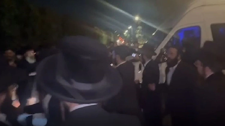 עימותים מחוץ לכלא: חרדים התפרעו, עריק שנעצר הוברח מהמקום