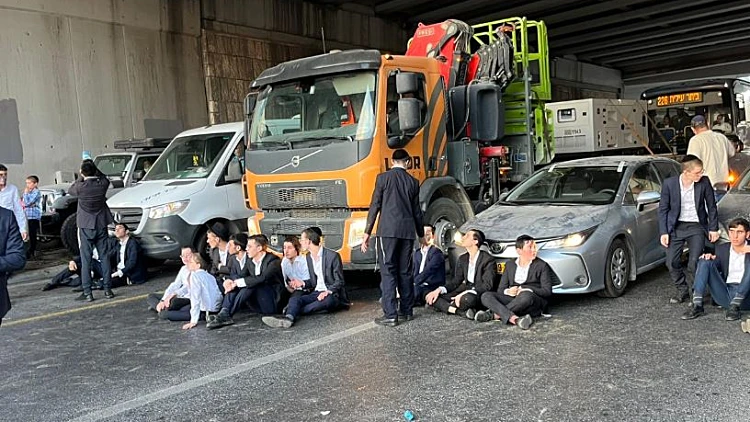 חסימות ועימותים בשל מחאת חרדים קיצונים נגד מעצר עריקים