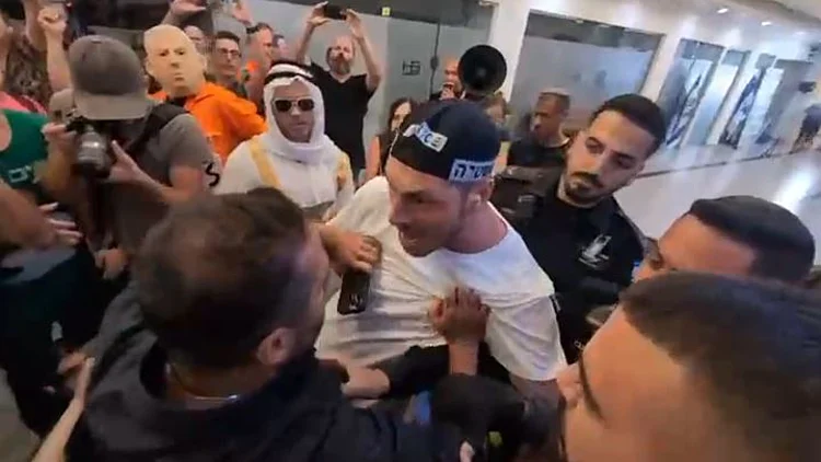 מהומה בהרמת כוסית של הליכוד: מפגינים פרצו, ח"כ נפל; 4 נעצרו