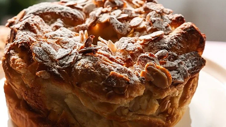 הקינוח של מיקי שמו לשולחן ראש השנה: קראנץ' שקדים ודבש מלכותי