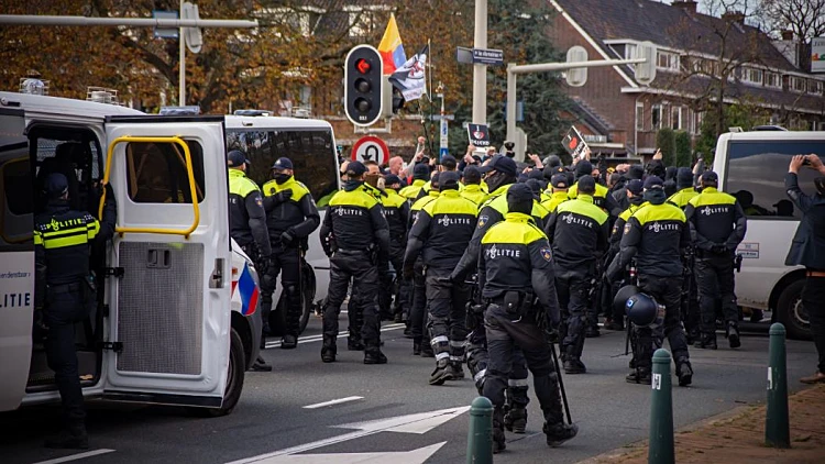 המחאה נגד ההגירה בהולנד: עימותים אלימים בין שוטרים למפגינים בהאג