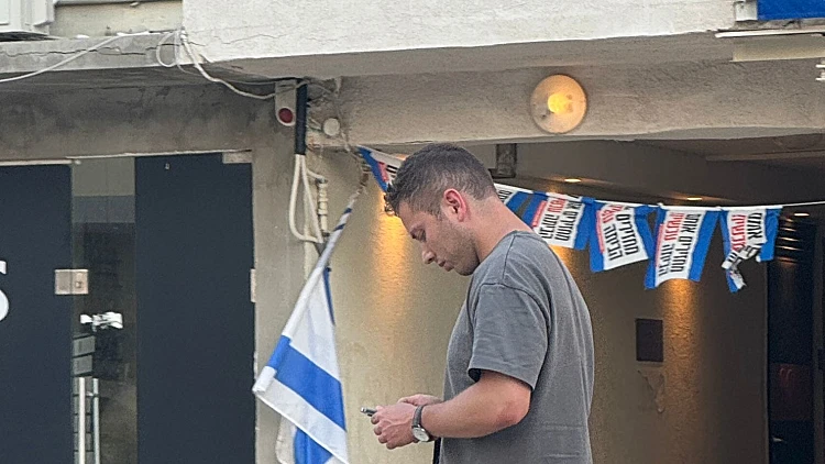 לראשונה מאז ביטול החתונה: אבנר נתניהו תועד - והוא לא נראה מרוצה