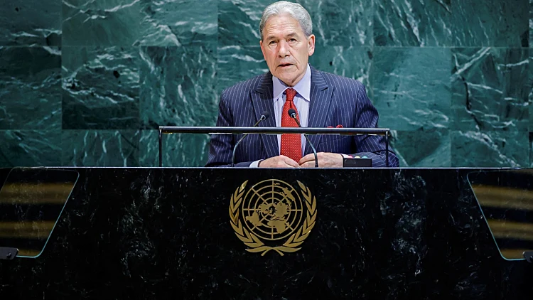 שר החוץ של ניו זילנד וינסטון פיטרס מעל בימת האו"ם