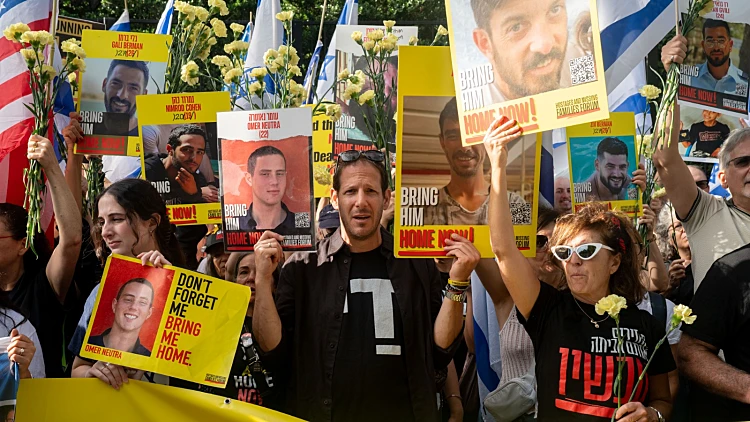 משפחות חטופים מפגינות מחוץ למטה האו"ם בזמן נאום נתניהו