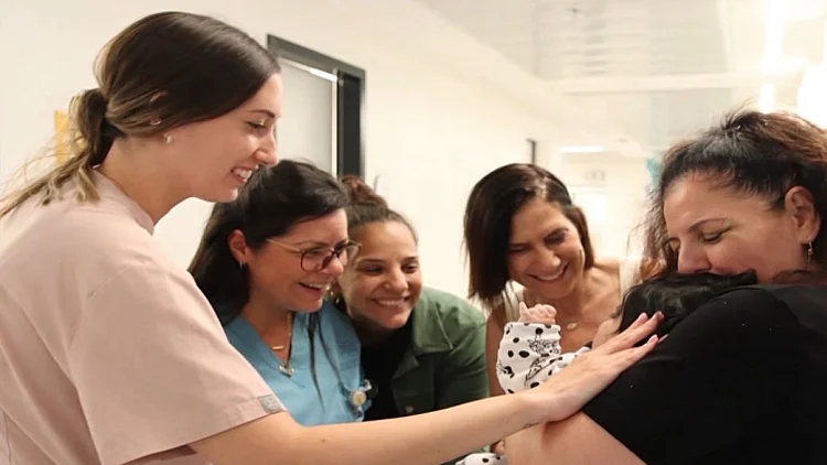 "טייסת דן": צוות בית החולים המשמש משפחה לתינוק שננטש