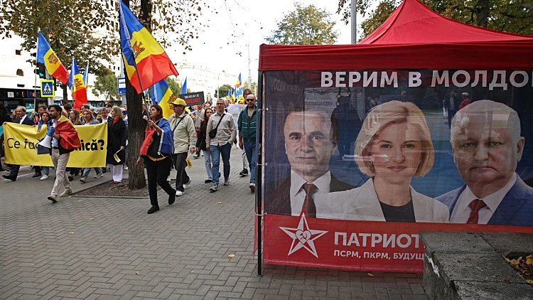 תומכי מפלגת הפעולה והסולידריות הפרו-אירופית של מולדובה (PAS) עורכים עצרת בקישינב, מולדובה, בחירות, רוסיה