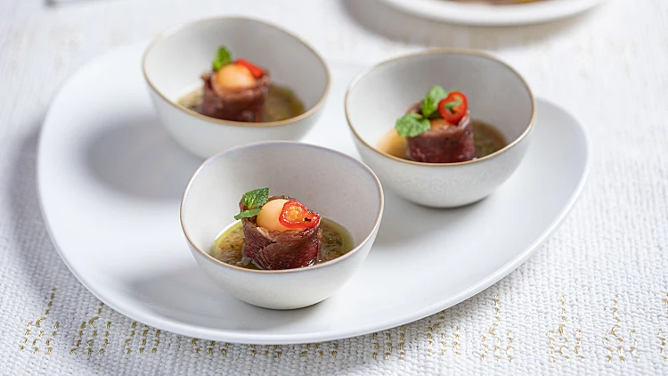 רפצ'יו ברזאולה על מצע גספצ'יו מלון וקולי נענע