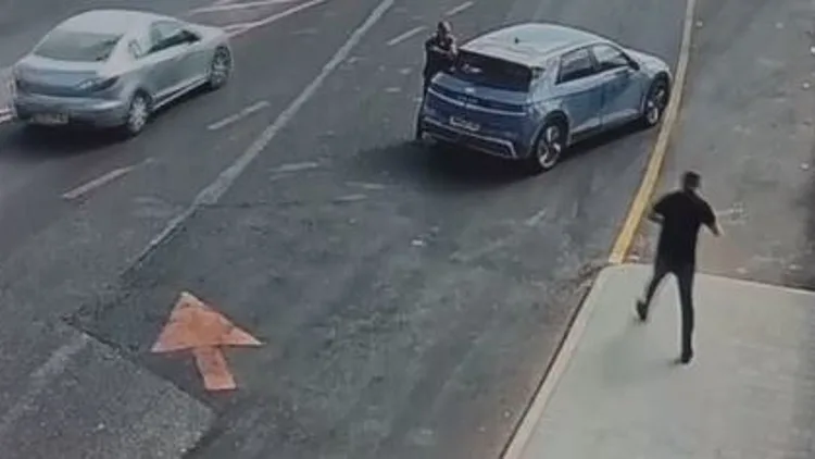 2 נערים נפצעו בינוני בפיגוע בכביש המנהרות; תיעוד הירי במחבל