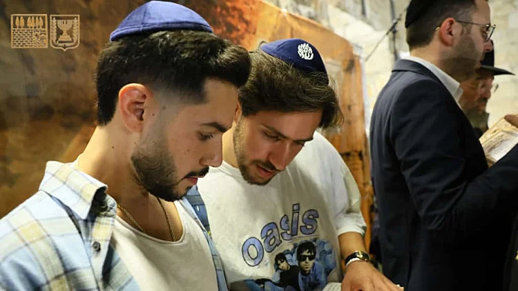 לצד יותר ממאה אלף איש: שורדי שבי השתתפו במעמד הסליחות בכותל