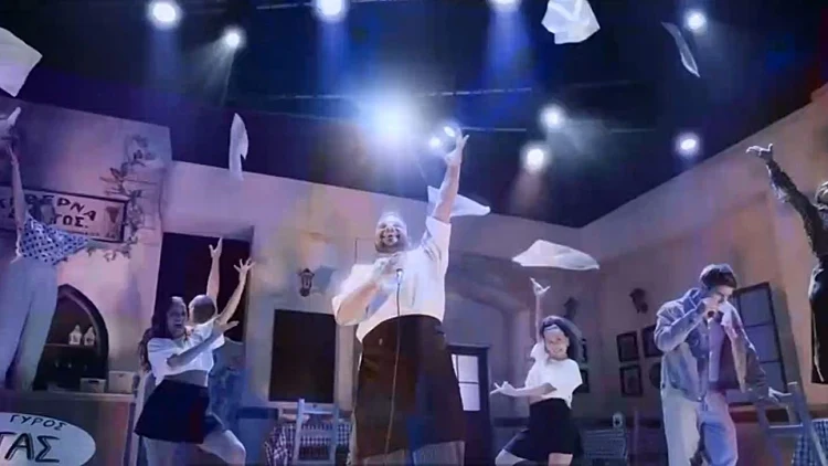 יאסו: מאחורי הקלעים של המחזמר היווני שכובש את הבמות