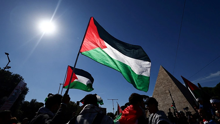 רבבות הפגינו באירופה; שלט "להשמיד את ישראל" הונף בספרד