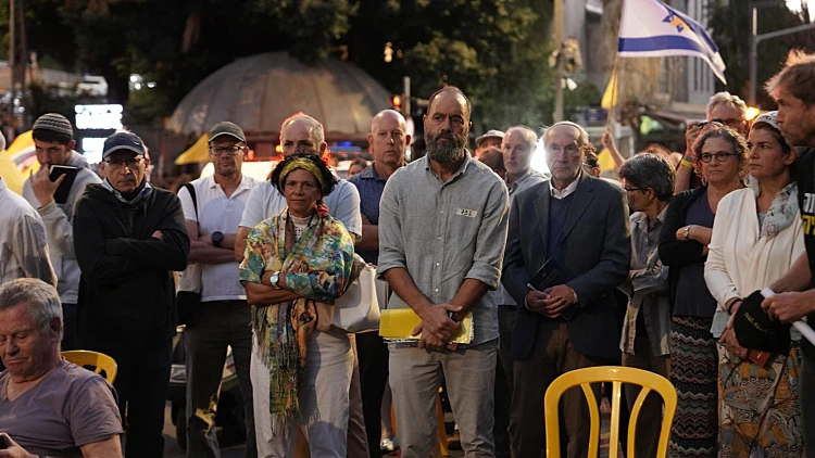 המשפחות בתפילת סוכות מול מעון רה"מ: "לא נשקוט עד שכולם יחזרו"