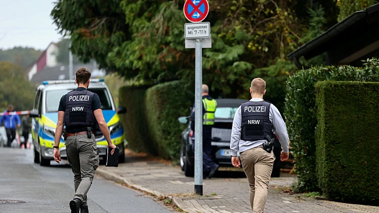 כוחות משטרה מחוץ לבית של אייריס סטלצר, ראשת העיר הרדקה שבמערב גרמניה