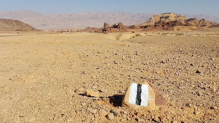 סימון שבילים בדרך אל הספינקס בפארק תמנע