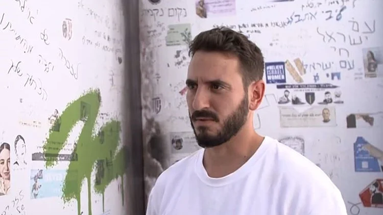"לצעוק עבור מי שלא יכול": עם יונתן שמריז, בהכנות לטקס הלאומי