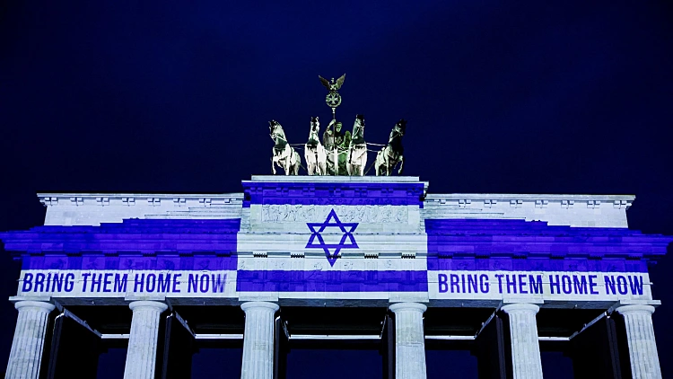 "הזמן לא מוחק את הרוע": דגלים בחצי התורן ומיצגי זיכרון בעולם