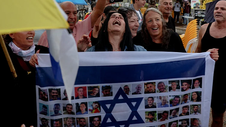 הלילה המרגש של המשפחות בכיכר: "לדמעות הללו פיללתי"