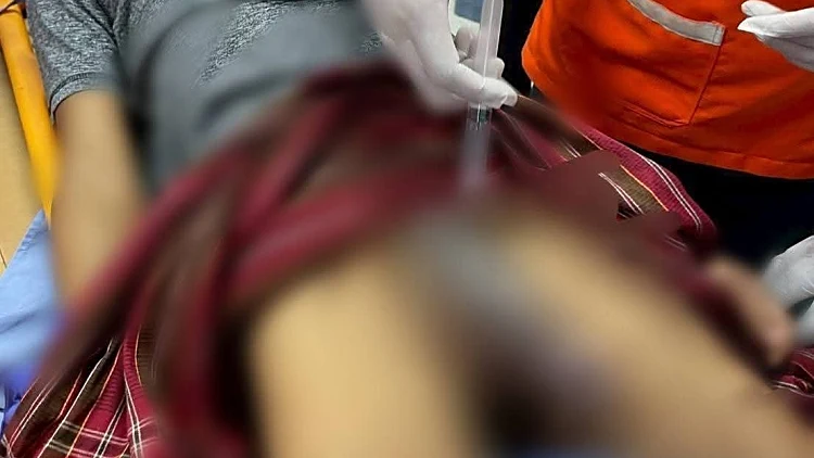 נעל את איבר מינו עם טבעות פלדה ופלסטיק