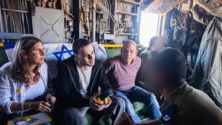 אלקנה שהה במנהרות כל השבי, אלון עודכן על שחרורו יום לפני העסקה