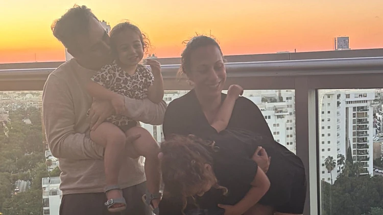 בבית, סוף סוף: האיחוד המרגש בין האבות לילדיהם - אחרי שנתיים בשבי