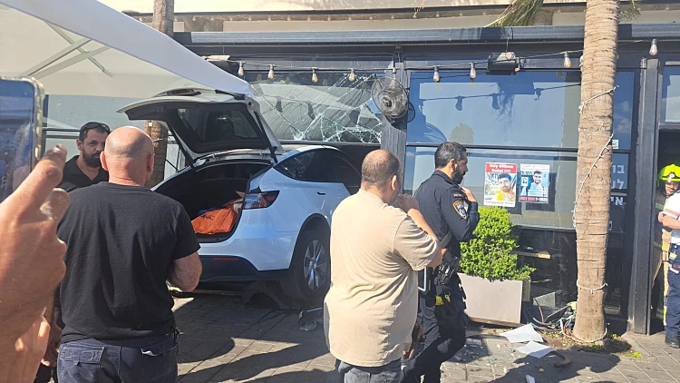 תאונה קטלנית בכפר סבא: רכב התנגש בבית קפה, גבר כבן 50 נהרג