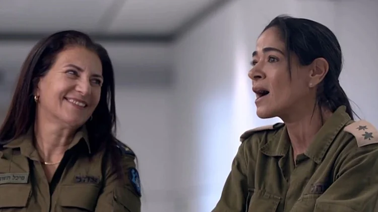 "חיבוק שלא נגמר": הקצינים שהפכו למלווים של משפחות החטופים