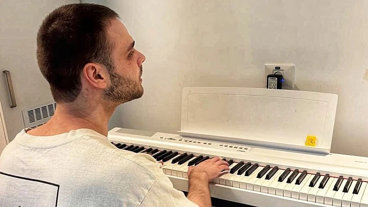 שבוע ראשון בבית: אלון חזר לנגן, עומר התאחד עם אביתר וגיא