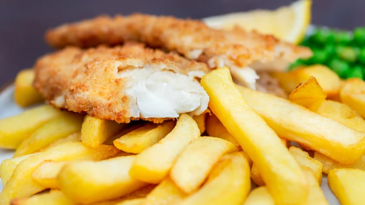 אין שני לו: אהרוני חושף את המתכון לפיש אנד צ'יפס הטעים בעולם